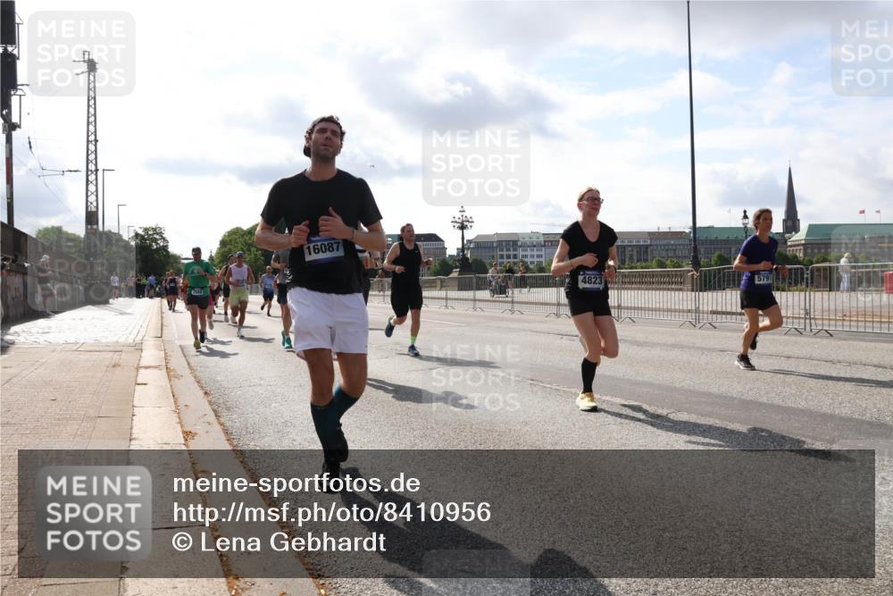 29.06.2025 - hella hamburg halbmarathon Lena Gebhardt http://msf.ph/oto/8410956 29.06.2025 09:50:17 Lombardsbrücke 2568, 16087, 4823, 1358, 1615, 1675, 1688, 1697, 1700, 1800, 1803, 1882, 1975, 2415, 2568, 2675, 2719, 2826, 2949, 3332, 3431, 3530, 4229, 4318, 4380, 4398, 4528, 4823, 5248, 5409, 5436, 5745, 5791, 5803, 6123, 6458, 6529, 6649, 6682, 6704, 7495, 7774, 7796, 8450, 8629, 8925, 9017, 9116, 9294, 9302, 9365, 9711, 9979, 10218, 10680, 10894, 11379, 11765, 11767, 12292, 12327, 12540, 12554, 12839, 12895, 13141, 13457, 13725, 14077, 14560 meine-sportfotos.de