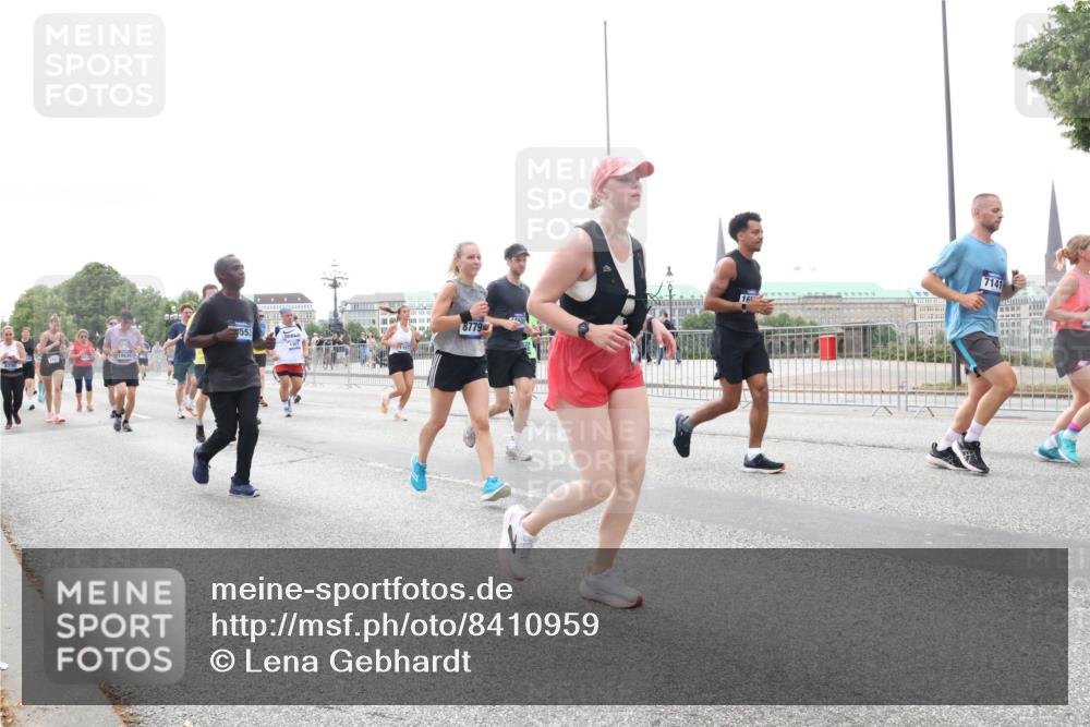 29.06.2025 - hella hamburg halbmarathon Lena Gebhardt http://msf.ph/oto/8410959 29.06.2025 10:51:04 Lombardsbrücke 5553, 11577, 8779, 16, 7141, 1129, 1203, 1208, 1404, 1478, 1930, 2200, 2202, 2358, 2380, 2859, 3184, 3229, 3647, 3838, 3934, 4156, 4642, 4652, 4695, 4713, 4771, 4848, 4920, 5286, 5289, 5357, 5530, 6178, 6961, 7012, 7133, 7141, 7161, 7770, 7771, 7825, 7938, 8040, 8200, 8410, 8672, 8779, 8833, 8986, 9096, 9166, 9167, 9168, 9933, 10029, 10437, 10552, 10614, 10636, 11052, 11252, 11577, 12392, 12393, 14534, 15416 meine-sportfotos.de