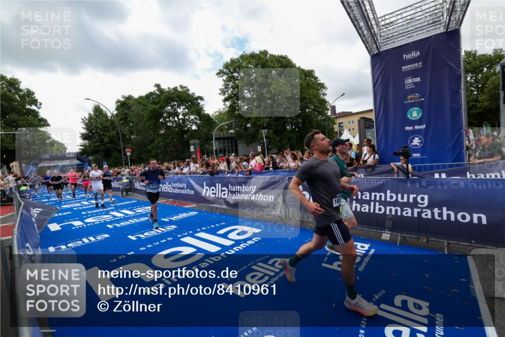 29.06.2025 - hella hamburg halbmarathon Zöllner http://msf.ph/oto/8410961 29.06.2025 10:45:19 Ziel 2188, 5706, 6054, 6375, 7087, 9105, 10064, 12783, 15563, 15636, 15651, 15741, 15760, 16513, 17120, 18346, 18718 meine-sportfotos.de