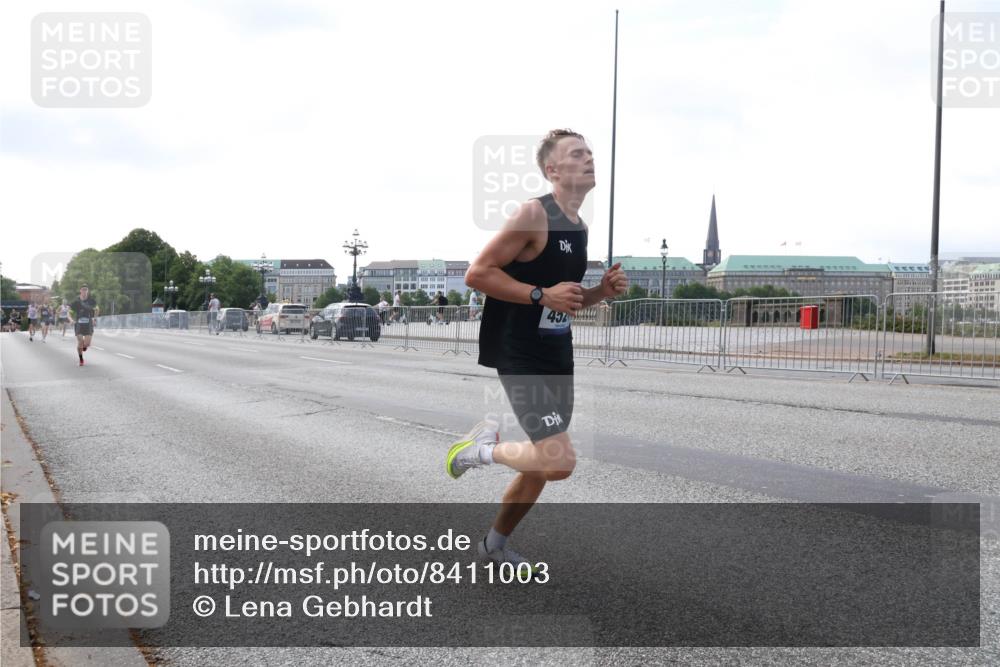 29.06.2025 - hella hamburg halbmarathon Lena Gebhardt http://msf.ph/oto/8411003 29.06.2025 09:39:13 Lombardsbrücke 454, 4524, 13016, 14188, 16529, 16548, 18694, 19072 meine-sportfotos.de