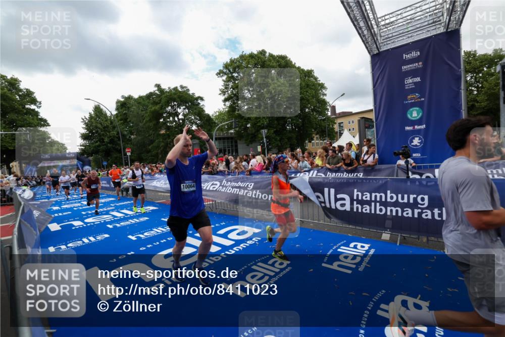 29.06.2025 - hella hamburg halbmarathon Zöllner http://msf.ph/oto/8411023 29.06.2025 10:45:24 Ziel 1697, 2188, 2367, 2470, 3186, 5706, 9105, 10064, 11469, 14703, 15563, 15741, 17499, 18407 meine-sportfotos.de