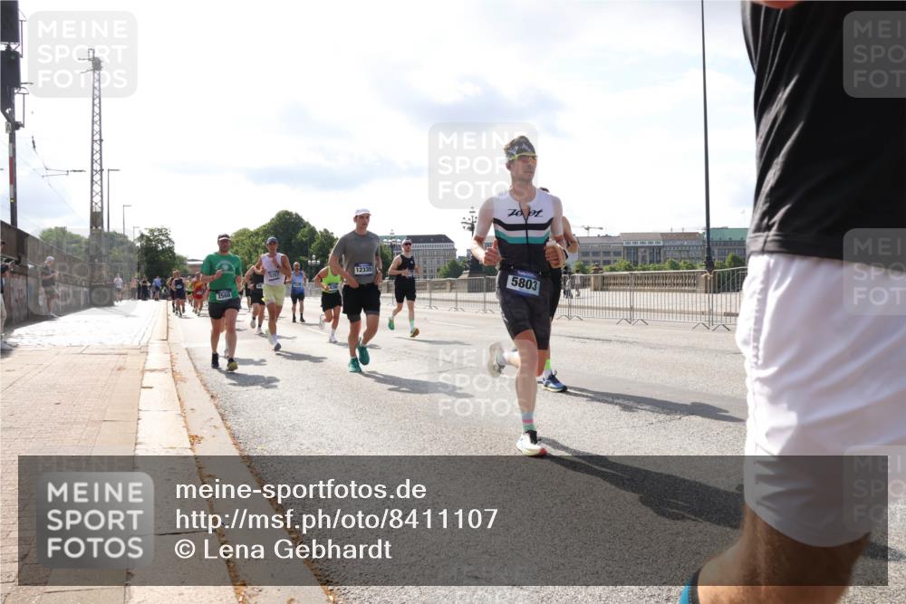 29.06.2025 - hella hamburg halbmarathon Lena Gebhardt http://msf.ph/oto/8411107 29.06.2025 09:50:18 Lombardsbrücke 5803, 1209, 1358, 1615, 1675, 1688, 1697, 1700, 1800, 1803, 1882, 2415, 2568, 2675, 2719, 2826, 3332, 3431, 3530, 4229, 4318, 4380, 4398, 4528, 4823, 5248, 5409, 5436, 5745, 5791, 5803, 6123, 6458, 6529, 6649, 6682, 6704, 7026, 7495, 7774, 7796, 8450, 8629, 8925, 9017, 9116, 9294, 9302, 9365, 9711, 9979, 10218, 10894, 11379, 11765, 11767, 12292, 12327, 12540, 12554, 12895, 13141, 13457, 13725, 14077, 14560 meine-sportfotos.de