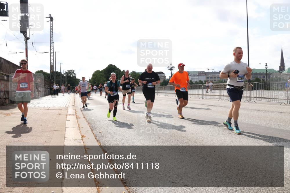 29.06.2025 - hella hamburg halbmarathon Lena Gebhardt http://msf.ph/oto/8411118 29.06.2025 10:04:29 Lombardsbrücke 7017, 8217, 948, 12998, 16985, 1213, 1316, 1347, 1377, 1674, 2011, 2463, 2698, 2852, 2979, 3488, 3994, 4146, 4293, 4488, 4587, 5058, 5354, 5365, 5869, 5976, 6142, 6311, 6706, 6709, 7017, 8177, 8217, 8421, 8422, 8423, 9489, 9526, 10100, 10213, 10709, 10756, 10834, 10962, 11511, 11582, 12004, 12005, 12125, 12924, 12998, 13533, 13583, 13625, 14340, 14436, 14917, 15525, 15532, 15678, 16099, 16128, 16145, 16753, 16989, 16995, 17071, 17113, 17434, 17437 meine-sportfotos.de