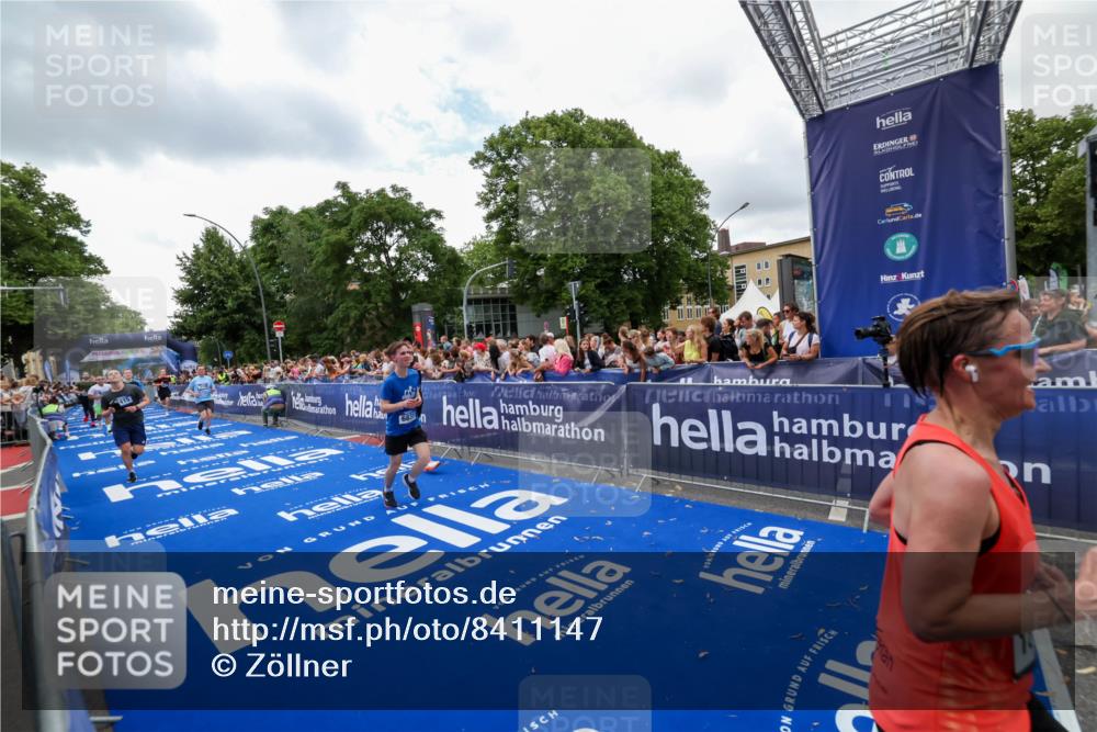 29.06.2025 - hella hamburg halbmarathon Zöllner http://msf.ph/oto/8411147 29.06.2025 10:45:37 Ziel 2138, 2415, 5623, 6831, 8374, 8668, 11291, 11495, 12154, 14062, 15666, 16725, 18862, 18878 meine-sportfotos.de