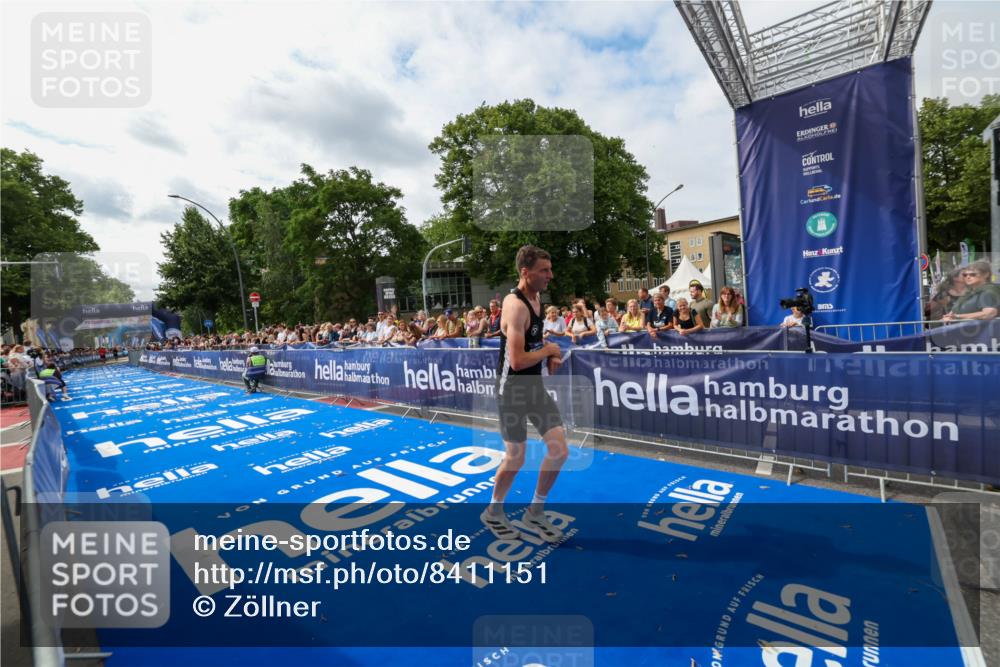 29.06.2025 - hella hamburg halbmarathon Zöllner http://msf.ph/oto/8411151 29.06.2025 10:21:27 Ziel 14933 meine-sportfotos.de