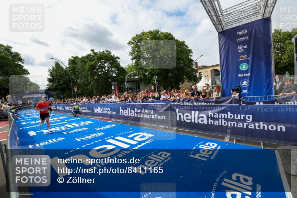 29.06.2025 - hella hamburg halbmarathon Zöllner http://msf.ph/oto/8411165 29.06.2025 10:21:37 Ziel 9442, 11965, 17856 meine-sportfotos.de