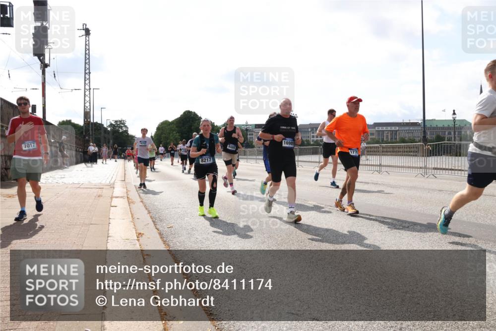 29.06.2025 - hella hamburg halbmarathon Lena Gebhardt http://msf.ph/oto/8411174 29.06.2025 10:04:29 Lombardsbrücke 7017, 16753, 8217, 16989, 177, 1213, 1316, 1347, 1377, 1674, 2011, 2463, 2698, 2852, 2979, 3488, 3994, 4146, 4293, 4488, 4587, 5058, 5354, 5365, 5869, 5976, 6142, 6311, 6706, 6709, 7017, 8177, 8217, 8421, 8422, 8423, 9489, 9526, 10100, 10213, 10709, 10756, 10834, 10962, 11511, 11582, 12004, 12005, 12125, 12924, 12998, 13533, 13583, 13625, 14340, 14436, 14917, 15525, 15532, 15678, 16099, 16128, 16145, 16753, 16989, 16995, 17071, 17113, 17434, 17437 meine-sportfotos.de