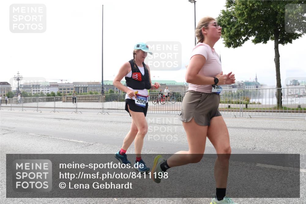 29.06.2025 - hella hamburg halbmarathon Lena Gebhardt http://msf.ph/oto/8411198 29.06.2025 10:25:19 Lombardsbrücke 2000, 1093, 1627, 1740, 2000, 2249, 2278, 3920, 3961, 3963, 4008, 4010, 5126, 5564, 5814, 6869, 7778, 8083, 8962, 9573, 9811, 9927, 10845, 10846, 11157, 11400, 11662, 11921, 13510, 13842, 14086, 14649, 15016, 15119, 15153, 15283, 15679, 15942, 16421, 16422, 17185, 17954, 18194, 18198 meine-sportfotos.de