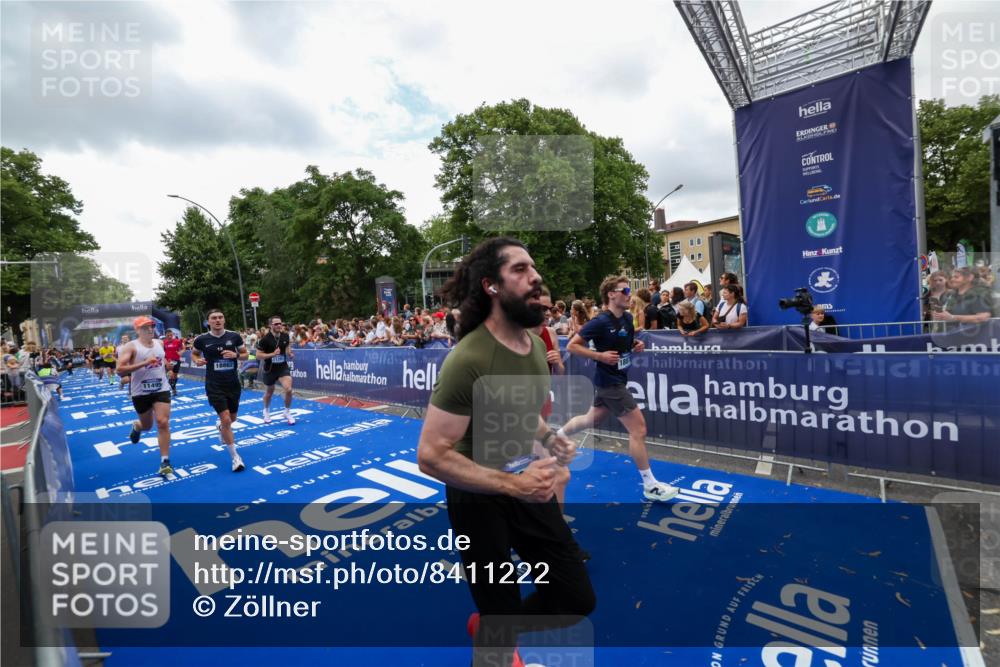 29.06.2025 - hella hamburg halbmarathon Zöllner http://msf.ph/oto/8411222 29.06.2025 10:45:43 Ziel 5047, 6071, 6711, 8668, 11291, 11495, 12154, 14764, 15666, 16617, 17332, 17674, 18862, 18878 meine-sportfotos.de