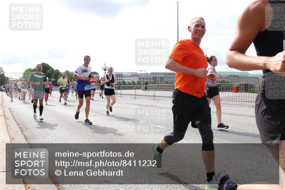 29.06.2025 - hella hamburg halbmarathon Lena Gebhardt http://msf.ph/oto/8411232 29.06.2025 10:17:07 Lombardsbrücke 2225, 27, 1083, 1117, 1137, 1240, 1298, 1331, 1348, 1356, 1403, 1477, 1553, 1602, 2225, 2860, 2908, 3088, 3176, 3210, 3450, 3464, 3466, 3622, 3802, 3803, 5023, 5036, 5037, 5390, 5929, 5930, 5995, 6126, 6128, 6328, 6520, 6522, 6742, 6941, 6948, 7114, 7115, 7257, 7345, 7360, 7376, 7410, 7445, 7647, 7924, 7928, 7945, 8210, 8253, 8263, 8309, 8317, 8433, 8513, 8558, 8619, 8983, 9091, 9152, 9208, 9259, 9332, 9492, 9676, 10232 meine-sportfotos.de