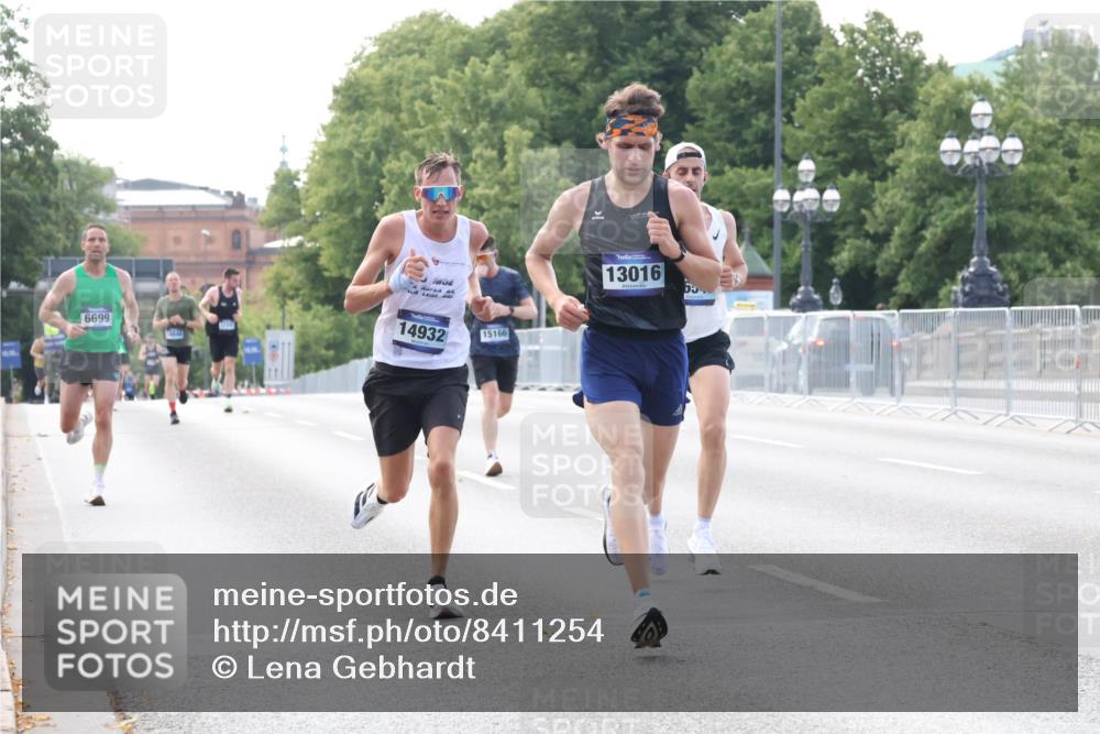 29.06.2025 - hella hamburg halbmarathon Lena Gebhardt http://msf.ph/oto/8411254 29.06.2025 09:39:18 Lombardsbrücke 6699, 14932, 15166, 13016, 4524, 6699, 13016, 14188, 14932, 15166, 16529, 16548, 18694, 19072 meine-sportfotos.de
