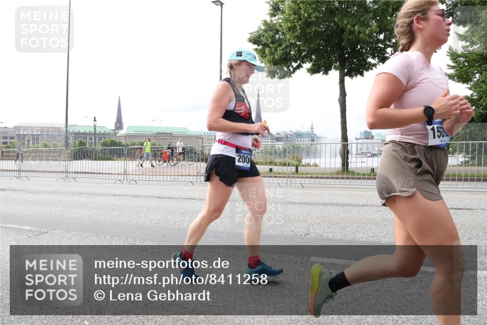 29.06.2025 - hella hamburg halbmarathon Lena Gebhardt http://msf.ph/oto/8411258 29.06.2025 10:25:19 Lombardsbrücke 2000, 15, 1093, 1627, 1740, 2000, 2249, 2278, 3920, 3961, 3963, 4008, 4010, 5126, 5564, 5814, 6869, 7778, 8083, 8962, 9573, 9811, 9927, 10845, 10846, 11157, 11400, 11662, 11921, 13510, 13842, 14086, 14649, 15016, 15119, 15153, 15283, 15679, 15942, 16421, 16422, 17185, 17954, 18194, 18198 meine-sportfotos.de