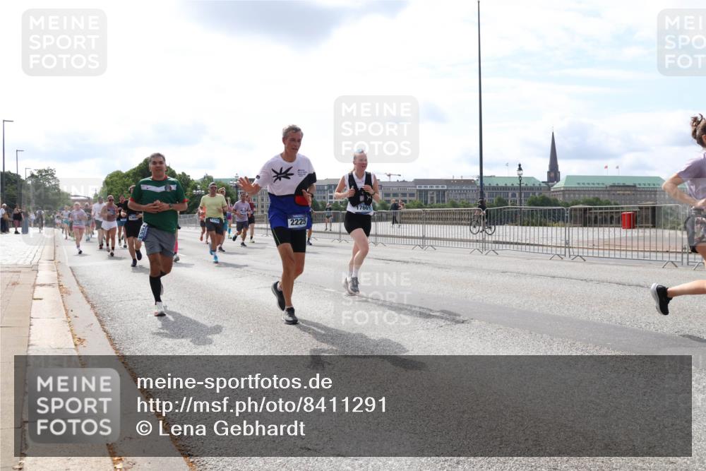 29.06.2025 - hella hamburg halbmarathon Lena Gebhardt http://msf.ph/oto/8411291 29.06.2025 10:17:07 Lombardsbrücke 2225, 17661, 1083, 1117, 1137, 1240, 1298, 1331, 1348, 1356, 1403, 1477, 1553, 1602, 2225, 2860, 2908, 3088, 3176, 3210, 3450, 3464, 3466, 3622, 3802, 3803, 5023, 5036, 5037, 5390, 5929, 5930, 5995, 6126, 6128, 6328, 6520, 6522, 6742, 6941, 6948, 7114, 7115, 7257, 7345, 7360, 7376, 7410, 7445, 7647, 7924, 7928, 7945, 8210, 8253, 8263, 8309, 8317, 8433, 8513, 8558, 8619, 8983, 9091, 9152, 9208, 9259, 9332, 9492, 9676, 10232 meine-sportfotos.de