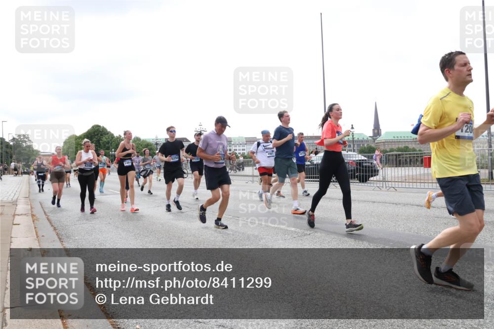 29.06.2025 - hella hamburg halbmarathon Lena Gebhardt http://msf.ph/oto/8411299 29.06.2025 10:51:07 Lombardsbrücke 8200, 146, 1404, 5250, 7295, 4961, 1672, 20, 1129, 1203, 1208, 1404, 1478, 1617, 1930, 2200, 2202, 2358, 2380, 2859, 3184, 3229, 3647, 3838, 3934, 4156, 4642, 4652, 4695, 4713, 4771, 4848, 4920, 5286, 5289, 5357, 5530, 6178, 6961, 7012, 7133, 7141, 7161, 7770, 7771, 7825, 7938, 8040, 8200, 8410, 8672, 8779, 8833, 8986, 9096, 9166, 9167, 9168, 9763, 9933, 10029, 10437, 10552, 10614, 10636, 11034, 11052, 11252, 11575, 11577, 12392, 12393, 14534 meine-sportfotos.de