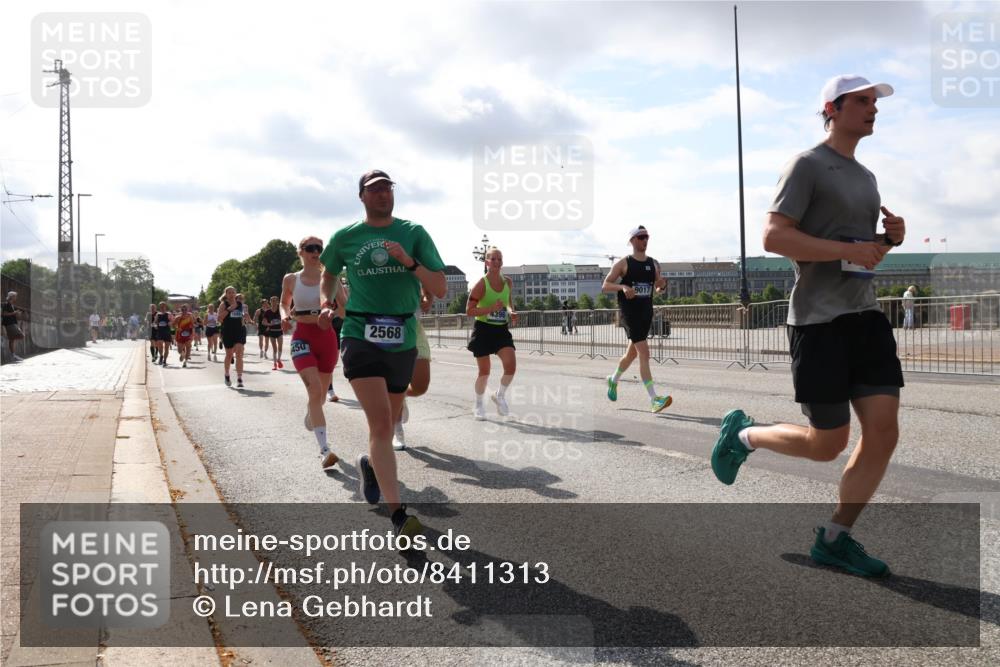 29.06.2025 - hella hamburg halbmarathon Lena Gebhardt http://msf.ph/oto/8411313 29.06.2025 09:50:20 Lombardsbrücke 150, 2568, 9017, 1209, 1358, 1615, 1675, 1688, 1697, 1700, 1800, 1803, 1882, 2415, 2568, 2675, 2719, 2826, 3332, 3530, 4205, 4229, 4318, 4380, 4398, 4528, 4823, 5248, 5409, 5436, 5472, 5508, 5745, 5791, 5803, 6123, 6458, 6529, 6649, 6682, 6704, 7026, 7495, 7774, 8450, 8629, 8925, 9017, 9116, 9294, 9302, 9365, 9711, 9979, 10218, 10894, 10922, 11379, 11767, 12292, 12327, 12540, 12554, 12895, 13457, 13725, 14560 meine-sportfotos.de