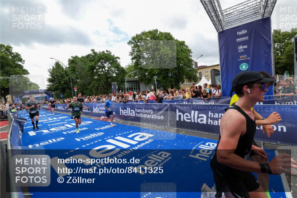 29.06.2025 - hella hamburg halbmarathon Zöllner http://msf.ph/oto/8411325 29.06.2025 10:45:51 Ziel 3477, 4345, 4854, 5047, 6290, 7385, 13975, 14374, 16617, 16624, 17332, 17835 meine-sportfotos.de