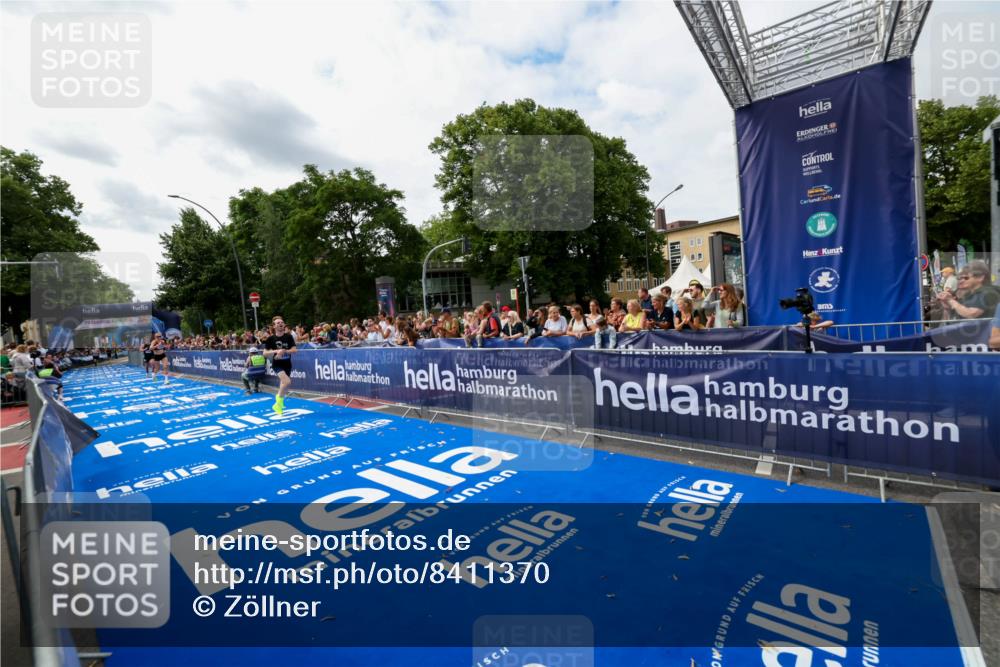 29.06.2025 - hella hamburg halbmarathon Zöllner http://msf.ph/oto/8411370 29.06.2025 10:22:05 Ziel 13751, 16068, 17886 meine-sportfotos.de