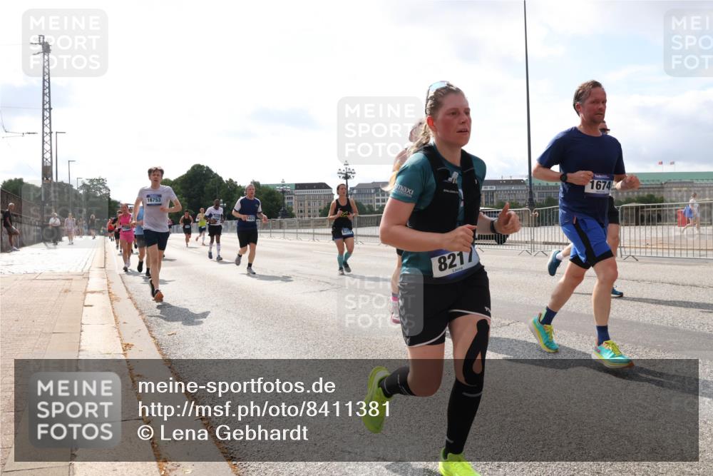 29.06.2025 - hella hamburg halbmarathon Lena Gebhardt http://msf.ph/oto/8411381 29.06.2025 10:04:31 Lombardsbrücke 16753, 1377, 1674, 8217, 1213, 1316, 1347, 1377, 1674, 2011, 2463, 2698, 2852, 2979, 3488, 3994, 4146, 4293, 4587, 5058, 5354, 5365, 5869, 5976, 6142, 6311, 6706, 6709, 7017, 8049, 8177, 8217, 8421, 8422, 8423, 9489, 9526, 10100, 10213, 10709, 10756, 10834, 10962, 11511, 11582, 12004, 12005, 12125, 12924, 12998, 13533, 13583, 13625, 14340, 14436, 14917, 15525, 15532, 15678, 16099, 16128, 16145, 16753, 16989, 16995, 17071, 17113, 17434, 17437, 17814 meine-sportfotos.de