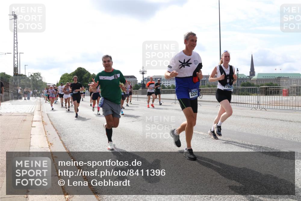 29.06.2025 - hella hamburg halbmarathon Lena Gebhardt http://msf.ph/oto/8411396 29.06.2025 10:17:08 Lombardsbrücke 553, 1083, 1117, 1137, 1240, 1298, 1331, 1348, 1356, 1403, 1477, 1553, 1602, 2225, 2860, 2908, 3088, 3176, 3210, 3450, 3464, 3466, 3622, 3802, 3803, 5023, 5036, 5037, 5390, 5929, 5930, 5995, 6126, 6128, 6328, 6520, 6522, 6742, 6941, 6948, 7011, 7114, 7115, 7257, 7345, 7360, 7376, 7410, 7445, 7647, 7924, 7928, 7945, 8210, 8253, 8263, 8309, 8433, 8513, 8558, 8619, 8983, 9091, 9152, 9208, 9259, 9332, 9492, 9676, 10232 meine-sportfotos.de