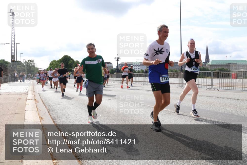29.06.2025 - hella hamburg halbmarathon Lena Gebhardt http://msf.ph/oto/8411421 29.06.2025 10:17:08 Lombardsbrücke 2225, 17661, 1083, 1117, 1137, 1240, 1298, 1331, 1348, 1356, 1403, 1477, 1553, 1602, 2225, 2860, 2908, 3088, 3176, 3210, 3450, 3464, 3466, 3622, 3802, 3803, 5023, 5036, 5037, 5390, 5929, 5930, 5995, 6126, 6128, 6328, 6520, 6522, 6742, 6941, 6948, 7011, 7114, 7115, 7257, 7345, 7360, 7376, 7410, 7445, 7647, 7924, 7928, 7945, 8210, 8253, 8263, 8309, 8433, 8513, 8558, 8619, 8983, 9091, 9152, 9208, 9259, 9332, 9492, 9676, 10232 meine-sportfotos.de