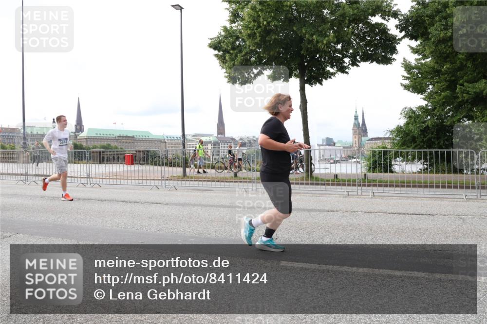 29.06.2025 - hella hamburg halbmarathon Lena Gebhardt http://msf.ph/oto/8411424 29.06.2025 10:25:24 Lombardsbrücke 5814, 1093, 1305, 1627, 1740, 2000, 2278, 3343, 3920, 3961, 3963, 5028, 5564, 5814, 6869, 7778, 8083, 8962, 9573, 9811, 9927, 10845, 10846, 11157, 11400, 11662, 11921, 13510, 13653, 13842, 14086, 14649, 14936, 15016, 15119, 15153, 15283, 15679, 15942, 16421, 16422, 17185, 17954, 18194, 18198 meine-sportfotos.de