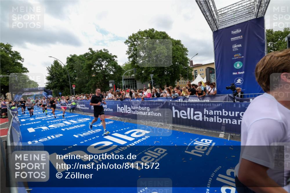 29.06.2025 - hella hamburg halbmarathon Zöllner http://msf.ph/oto/8411572 29.06.2025 10:46:06 Ziel 2189, 5648, 6460, 8269, 9585, 11936, 12084, 12269, 13630, 14462, 14804, 17008, 18081, 18702 meine-sportfotos.de