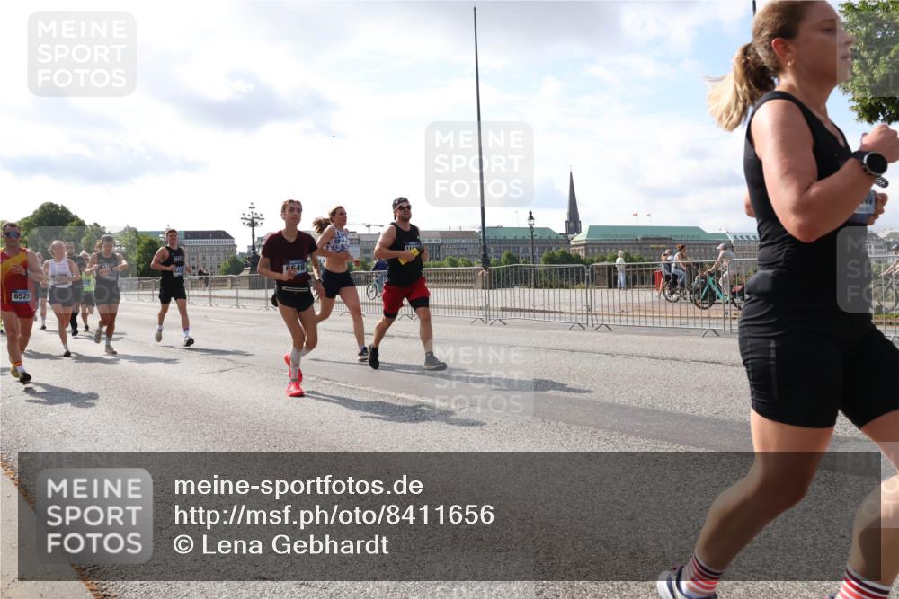 29.06.2025 - hella hamburg halbmarathon Lena Gebhardt http://msf.ph/oto/8411656 29.06.2025 09:50:24 Lombardsbrücke 6529, 6649, 1209, 1358, 1615, 1675, 1688, 1697, 1700, 1800, 1803, 1882, 2415, 2568, 2675, 2719, 2826, 3332, 3530, 4205, 4229, 4380, 4398, 4823, 5248, 5409, 5436, 5472, 5508, 5745, 5791, 5803, 6123, 6458, 6529, 6649, 6682, 6704, 7026, 7495, 7774, 8450, 8629, 8925, 8958, 9017, 9116, 9294, 9302, 9365, 9711, 9979, 10218, 10894, 10922, 11281, 11379, 11767, 12292, 12327, 12540, 12554, 12895, 13457, 13725, 14560 meine-sportfotos.de