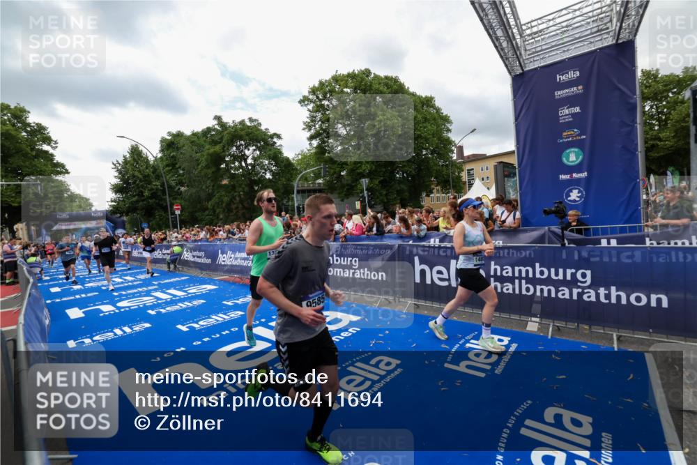 29.06.2025 - hella hamburg halbmarathon Zöllner http://msf.ph/oto/8411694 29.06.2025 10:46:12 Ziel 1759, 2707, 3087, 6460, 7450, 7961, 9585, 11094, 11125, 13630, 14804, 16136, 16466, 16475, 18702, 18797 meine-sportfotos.de