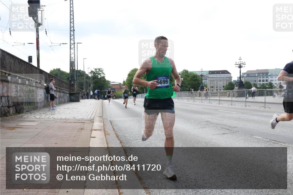 29.06.2025 - hella hamburg halbmarathon Lena Gebhardt http://msf.ph/oto/8411720 29.06.2025 09:39:24 Lombardsbrücke 6699, 4524, 6699, 11342, 13016, 14188, 14932, 15166, 16529, 16548, 18694, 18848, 19072, 19108 meine-sportfotos.de