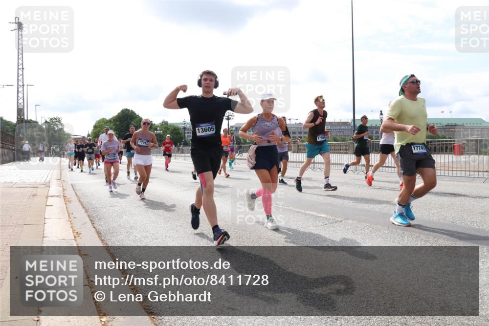 29.06.2025 - hella hamburg halbmarathon Lena Gebhardt http://msf.ph/oto/8411728 29.06.2025 10:17:10 Lombardsbrücke 16704, 17019, 13605, 17984, 17741, 1083, 1117, 1137, 1240, 1298, 1331, 1348, 1356, 1403, 1477, 1553, 1602, 2225, 2860, 2908, 3088, 3176, 3210, 3450, 3464, 3466, 3622, 3802, 3803, 5023, 5036, 5037, 5390, 5929, 5930, 5995, 6126, 6128, 6328, 6520, 6522, 6742, 6941, 6948, 7011, 7114, 7115, 7257, 7345, 7360, 7376, 7410, 7445, 7647, 7924, 7928, 7945, 8210, 8253, 8263, 8309, 8351, 8433, 8513, 8558, 8619, 8895, 8983, 9091, 9152, 9208, 9259, 9332, 9492 meine-sportfotos.de