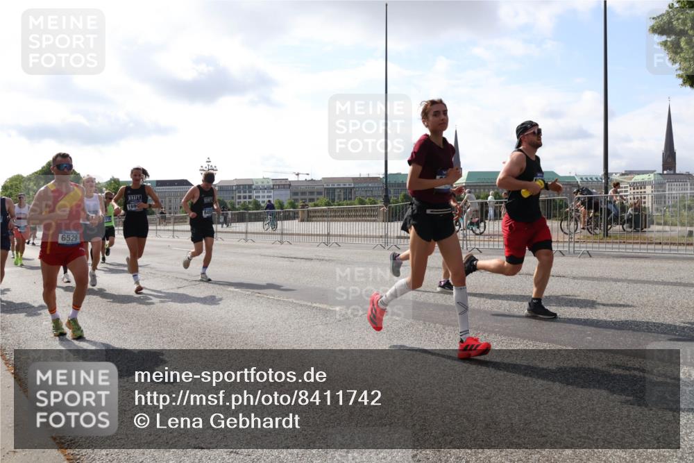 29.06.2025 - hella hamburg halbmarathon Lena Gebhardt http://msf.ph/oto/8411742 29.06.2025 09:50:25 Lombardsbrücke 6529, 169, 1209, 1358, 1615, 1675, 1688, 1697, 1700, 1800, 1803, 1882, 2415, 2568, 2675, 2719, 2826, 3332, 3530, 4205, 4229, 4380, 4398, 4823, 5248, 5409, 5436, 5472, 5508, 5745, 5791, 5803, 6123, 6458, 6529, 6649, 6682, 6704, 7026, 7495, 7774, 8450, 8629, 8925, 8958, 9017, 9116, 9294, 9302, 9365, 9711, 9979, 10064, 10218, 10783, 10894, 10922, 11281, 11379, 11767, 12292, 12327, 12540, 12554, 12895, 13457, 13725, 14560 meine-sportfotos.de