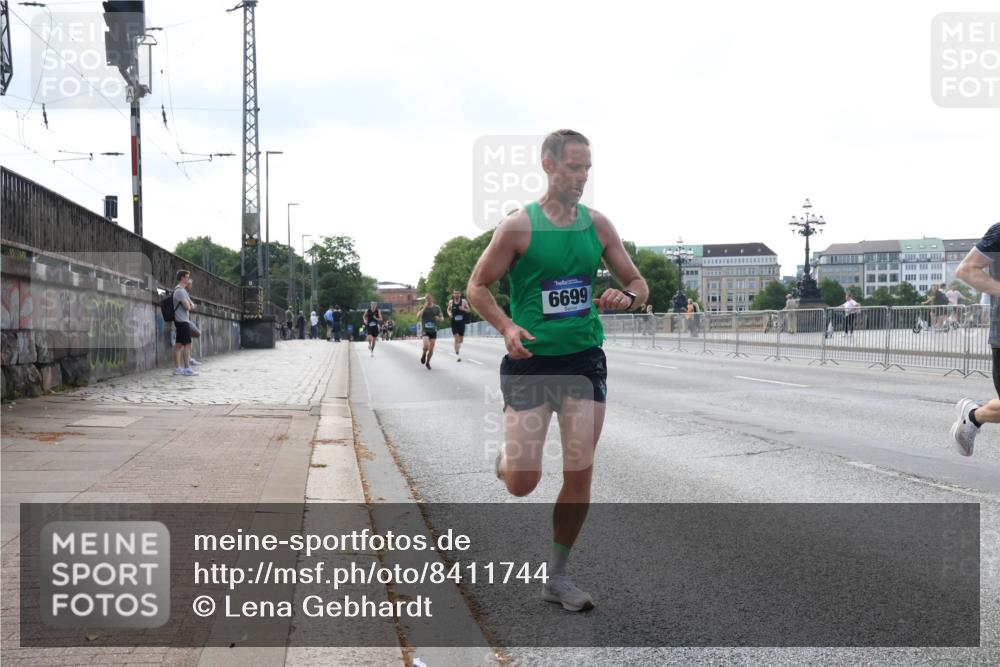 29.06.2025 - hella hamburg halbmarathon Lena Gebhardt http://msf.ph/oto/8411744 29.06.2025 09:39:24 Lombardsbrücke 6699, 4524, 6699, 11342, 13016, 14188, 14932, 15166, 16529, 16548, 18694, 18848, 19072, 19108 meine-sportfotos.de