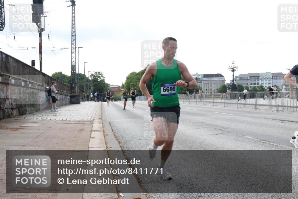 29.06.2025 - hella hamburg halbmarathon Lena Gebhardt http://msf.ph/oto/8411771 29.06.2025 09:39:24 Lombardsbrücke 6699, 4524, 6699, 11342, 13016, 14188, 14932, 15166, 16529, 16548, 18694, 18848, 19072, 19108 meine-sportfotos.de