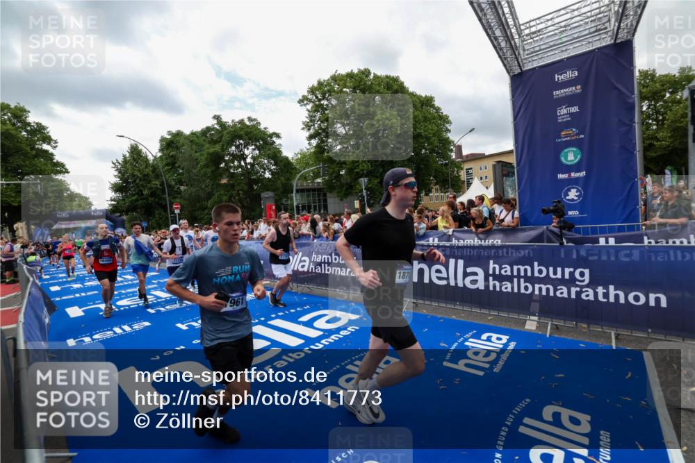 29.06.2025 - hella hamburg halbmarathon Zöllner http://msf.ph/oto/8411773 29.06.2025 10:46:15 Ziel 1569, 1759, 2048, 2590, 2707, 3056, 3087, 4949, 6388, 7450, 7961, 9497, 10796, 11094, 11125, 16136, 16466, 16475, 17190, 18702, 18797 meine-sportfotos.de