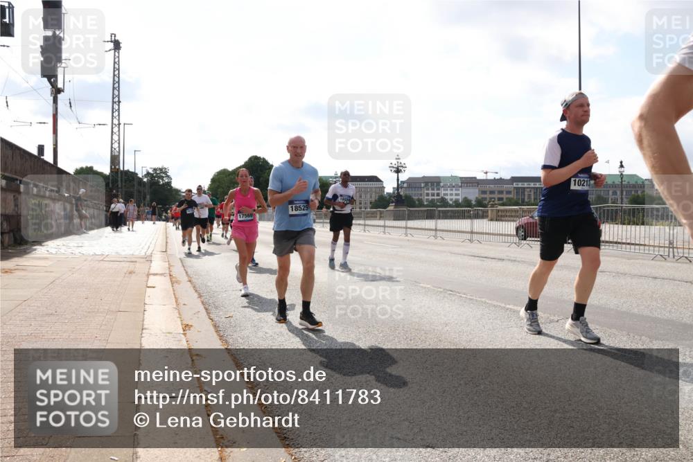 29.06.2025 - hella hamburg halbmarathon Lena Gebhardt http://msf.ph/oto/8411783 29.06.2025 10:04:34 Lombardsbrücke 17569, 18525, 1021, 1213, 1316, 1347, 1377, 1674, 2011, 2463, 2628, 2698, 2852, 2979, 3994, 4146, 4293, 4394, 4538, 4587, 5354, 5365, 5869, 5976, 6311, 6706, 6709, 8049, 8177, 8217, 9489, 9526, 10100, 10213, 10709, 10756, 10834, 10962, 11511, 11551, 11582, 12004, 12005, 12125, 12924, 12998, 13533, 13625, 14340, 14436, 14917, 15525, 15532, 16128, 16145, 16357, 16753, 16989, 16995, 17071, 17113, 17434, 17437, 17814 meine-sportfotos.de