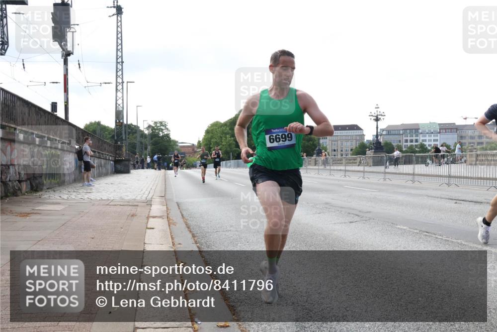 29.06.2025 - hella hamburg halbmarathon Lena Gebhardt http://msf.ph/oto/8411796 29.06.2025 09:39:24 Lombardsbrücke 6699, 4524, 6699, 11342, 13016, 14188, 14932, 15166, 16529, 16548, 18694, 18848, 19072, 19108 meine-sportfotos.de