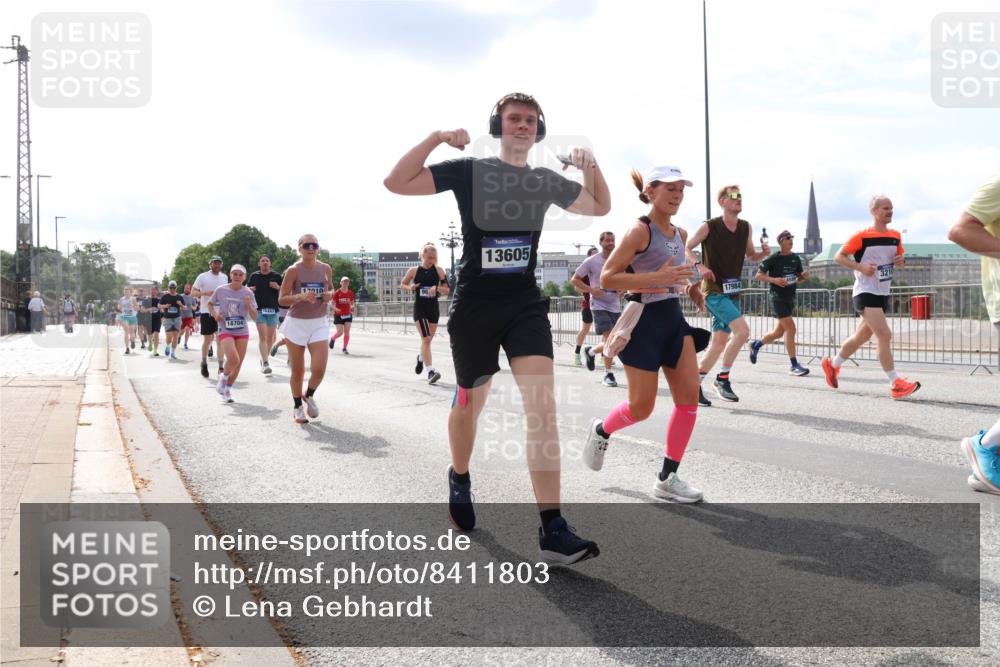 29.06.2025 - hella hamburg halbmarathon Lena Gebhardt http://msf.ph/oto/8411803 29.06.2025 10:17:11 Lombardsbrücke 16704, 16447, 17010, 13605, 321, 1083, 1117, 1137, 1240, 1298, 1331, 1348, 1356, 1403, 1477, 1553, 1602, 2225, 2305, 2860, 2908, 3088, 3210, 3450, 3464, 3466, 3622, 3802, 3803, 4194, 4852, 5023, 5390, 5929, 5930, 5995, 6126, 6128, 6328, 6520, 6522, 6742, 6941, 6948, 7011, 7114, 7115, 7257, 7345, 7360, 7376, 7410, 7445, 7647, 7924, 7928, 7945, 8210, 8253, 8263, 8309, 8351, 8433, 8513, 8558, 8619, 8895, 8983, 9091, 9152, 9208, 9259, 9332, 9492 meine-sportfotos.de