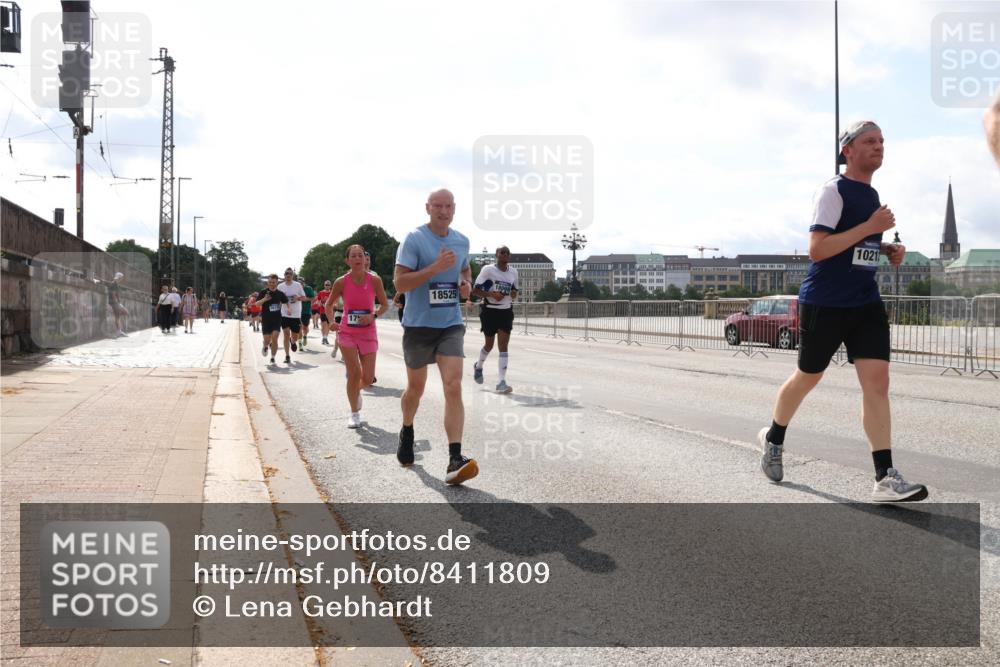29.06.2025 - hella hamburg halbmarathon Lena Gebhardt http://msf.ph/oto/8411809 29.06.2025 10:04:34 Lombardsbrücke 18525, 1021, 1213, 1316, 1347, 1377, 1674, 2011, 2463, 2628, 2698, 2852, 2979, 3994, 4146, 4293, 4394, 4538, 4587, 5354, 5365, 5869, 5976, 6311, 6706, 6709, 8049, 8177, 8217, 9489, 9526, 10100, 10213, 10709, 10756, 10834, 10962, 11511, 11551, 11582, 12004, 12005, 12125, 12924, 12998, 13533, 13625, 14340, 14436, 14917, 15525, 15532, 16128, 16145, 16357, 16753, 16989, 16995, 17071, 17113, 17434, 17437, 17814 meine-sportfotos.de