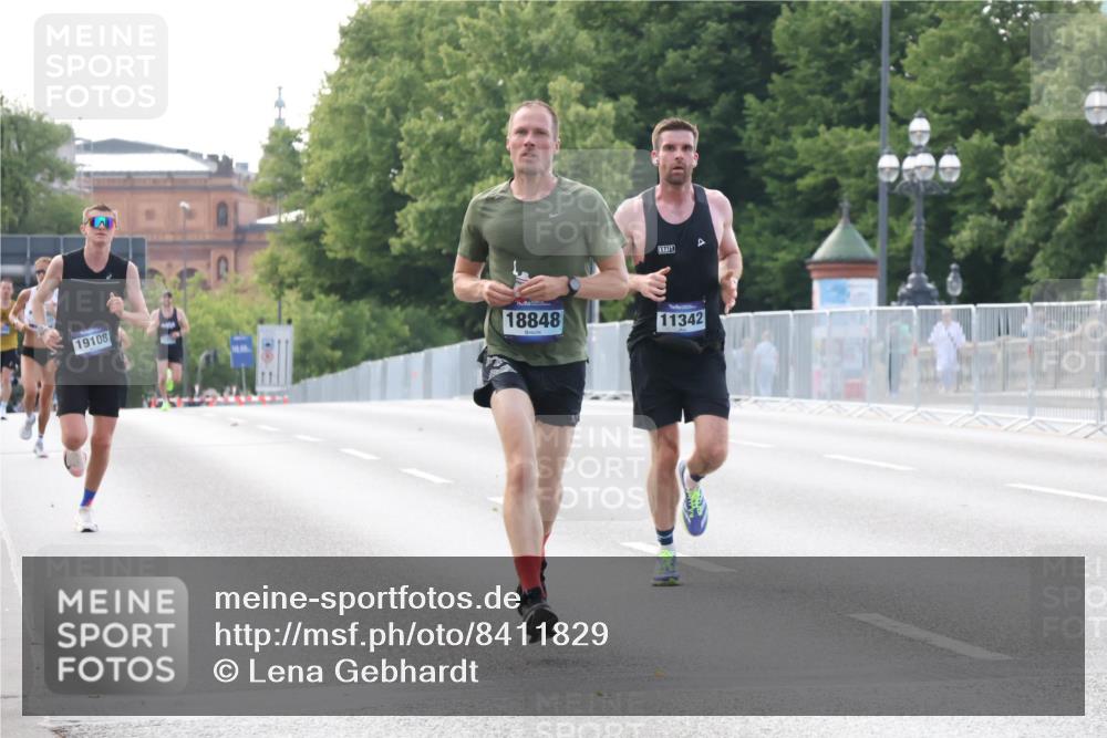 29.06.2025 - hella hamburg halbmarathon Lena Gebhardt http://msf.ph/oto/8411829 29.06.2025 09:39:26 Lombardsbrücke 19108, 18848, 11342, 4524, 6699, 11342, 13016, 14188, 14932, 15166, 16529, 16548, 18694, 18848, 19072, 19108 meine-sportfotos.de