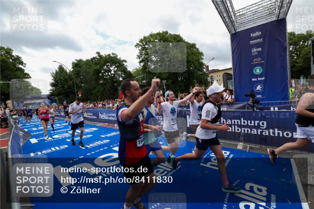 29.06.2025 - hella hamburg halbmarathon Zöllner http://msf.ph/oto/8411830 29.06.2025 10:46:16 Ziel 1569, 1759, 2048, 2590, 2707, 3056, 3087, 4949, 6388, 7450, 7961, 9497, 10796, 11094, 11125, 16136, 16466, 16475, 17190, 18797 meine-sportfotos.de
