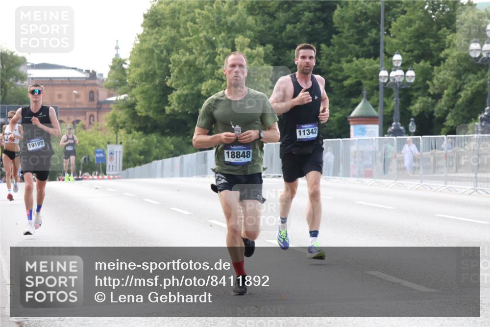 29.06.2025 - hella hamburg halbmarathon Lena Gebhardt http://msf.ph/oto/8411892 29.06.2025 09:39:26 Lombardsbrücke 19108, 18848, 11342, 4524, 6699, 11342, 13016, 14188, 14932, 15166, 16529, 16548, 18694, 18848, 19072, 19108 meine-sportfotos.de