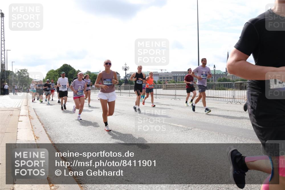 29.06.2025 - hella hamburg halbmarathon Lena Gebhardt http://msf.ph/oto/8411901 29.06.2025 10:17:11 Lombardsbrücke 16704, 17010, 9647, 18571, 1083, 1117, 1137, 1240, 1298, 1331, 1348, 1356, 1403, 1477, 1553, 1602, 2225, 2305, 2860, 2908, 3088, 3210, 3450, 3464, 3466, 3622, 3802, 3803, 4194, 4852, 5023, 5390, 5929, 5930, 5995, 6126, 6128, 6328, 6520, 6522, 6742, 6941, 6948, 7011, 7114, 7115, 7257, 7345, 7360, 7376, 7410, 7445, 7647, 7924, 7928, 7945, 8210, 8253, 8263, 8309, 8351, 8433, 8513, 8558, 8619, 8895, 8983, 9091, 9152, 9208, 9259, 9332, 9492 meine-sportfotos.de