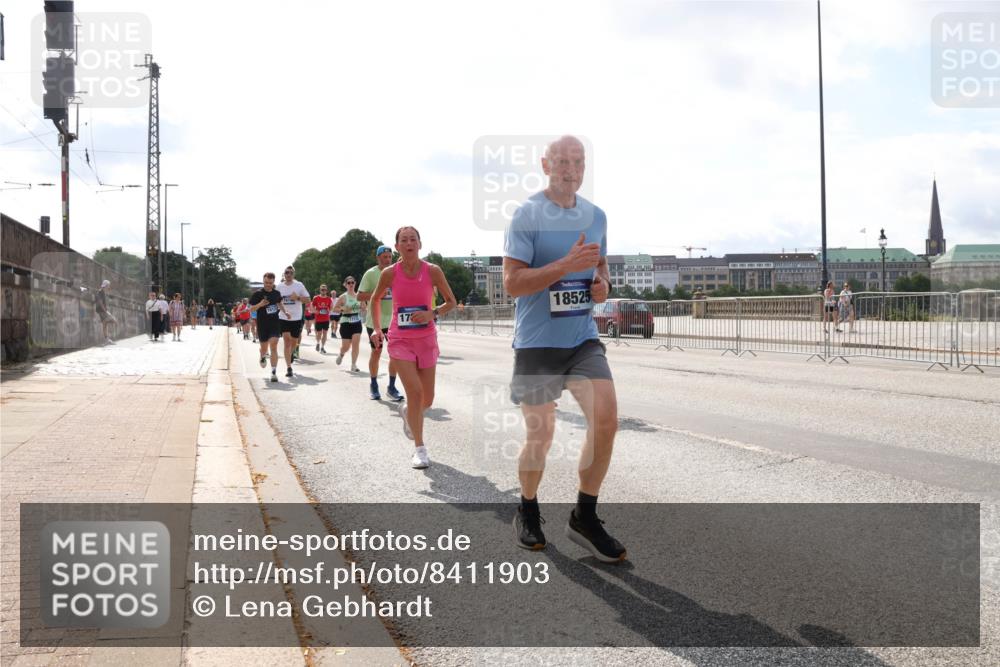29.06.2025 - hella hamburg halbmarathon Lena Gebhardt http://msf.ph/oto/8411903 29.06.2025 10:04:34 Lombardsbrücke 18525, 1213, 1316, 1347, 1377, 1674, 2011, 2463, 2628, 2698, 2852, 2979, 3994, 4146, 4293, 4394, 4538, 4587, 5354, 5365, 5869, 5976, 6311, 6706, 6709, 8049, 8177, 8217, 9489, 9526, 10100, 10213, 10709, 10756, 10834, 10962, 11511, 11551, 11582, 12004, 12005, 12125, 12924, 12998, 13533, 13625, 14340, 14436, 14917, 15525, 15532, 16128, 16145, 16357, 16753, 16989, 16995, 17071, 17113, 17434, 17437, 17814 meine-sportfotos.de