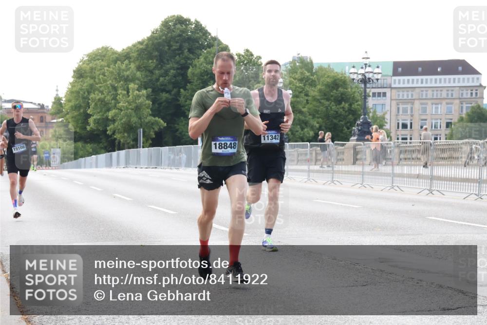 29.06.2025 - hella hamburg halbmarathon Lena Gebhardt http://msf.ph/oto/8411922 29.06.2025 09:39:27 Lombardsbrücke 19108, 18848, 11342, 51, 4524, 6699, 11342, 13016, 14188, 14932, 15166, 16529, 16548, 18694, 18848, 19072, 19108 meine-sportfotos.de