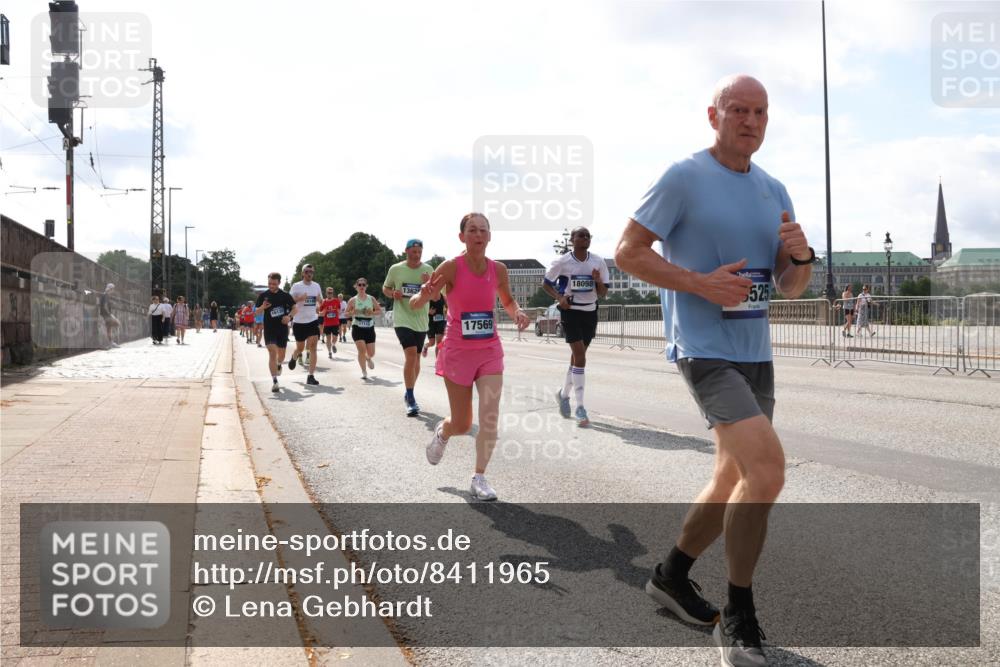 29.06.2025 - hella hamburg halbmarathon Lena Gebhardt http://msf.ph/oto/8411965 29.06.2025 10:04:35 Lombardsbrücke 1362, 17569, 18098, 525, 1213, 1316, 1347, 1377, 1559, 1674, 2011, 2463, 2628, 2698, 2852, 2979, 3994, 4146, 4293, 4394, 4538, 4587, 4951, 5354, 5365, 5869, 5976, 6311, 6706, 6709, 8049, 8177, 8217, 9489, 9526, 10100, 10213, 10709, 10756, 10834, 10962, 11511, 11551, 11582, 12004, 12005, 12125, 12924, 12998, 13533, 13625, 14340, 14436, 14917, 15525, 15532, 16128, 16145, 16357, 16753, 16989, 16995, 17071, 17113, 17434, 17437, 17814 meine-sportfotos.de