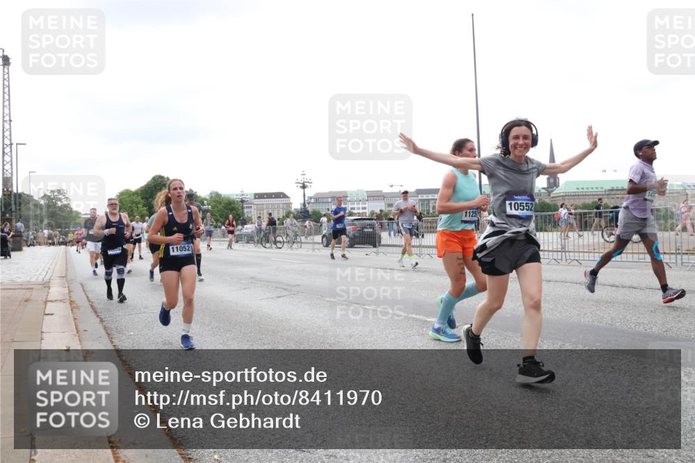 29.06.2025 - hella hamburg halbmarathon Lena Gebhardt http://msf.ph/oto/8411970 29.06.2025 10:51:12 Lombardsbrücke 10029, 11052, 1125, 10552, 1129, 1203, 1208, 1404, 1478, 1617, 2200, 2202, 2358, 2380, 2484, 2485, 2859, 3229, 3934, 4156, 4652, 4713, 4771, 4848, 4878, 4920, 5286, 5289, 5357, 5394, 5530, 6091, 6178, 6961, 7012, 7133, 7141, 7161, 7769, 7770, 7771, 7825, 7871, 8040, 8200, 8410, 8672, 8779, 8986, 9166, 9167, 9582, 9583, 9763, 10029, 10437, 10552, 10614, 10636, 11034, 11052, 11252, 11268, 11575, 11577, 12392, 12393, 14534 meine-sportfotos.de