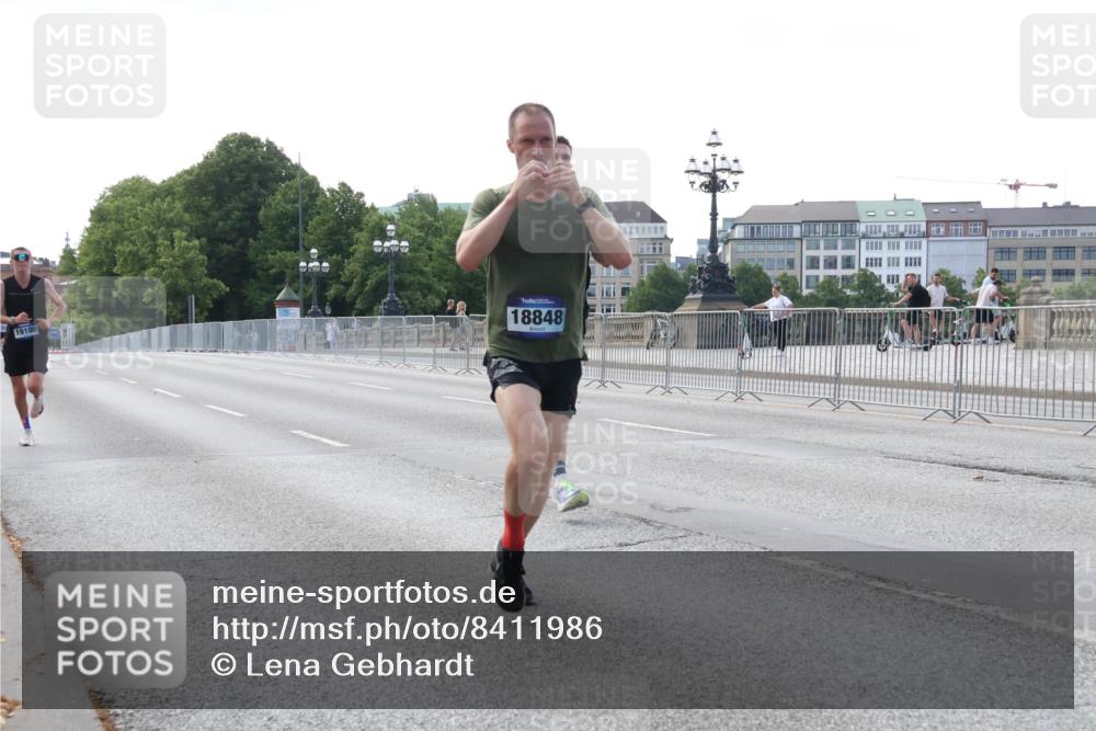 29.06.2025 - hella hamburg halbmarathon Lena Gebhardt http://msf.ph/oto/8411986 29.06.2025 09:39:28 Lombardsbrücke 19108, 18848, 51, 4524, 6699, 11342, 13016, 14188, 14932, 15166, 16529, 16548, 18694, 18848, 19072, 19108 meine-sportfotos.de