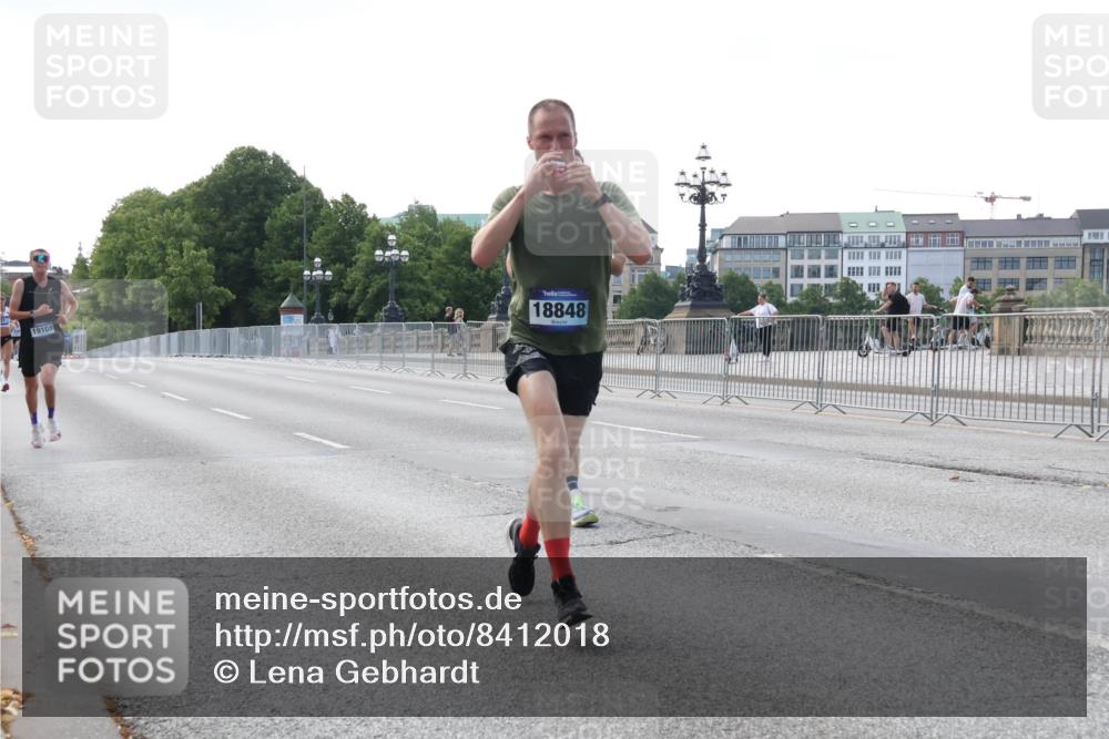 29.06.2025 - hella hamburg halbmarathon Lena Gebhardt http://msf.ph/oto/8412018 29.06.2025 09:39:28 Lombardsbrücke 19108, 18848, 51, 4524, 6699, 11342, 13016, 14188, 14932, 15166, 16529, 16548, 18694, 18848, 19072, 19108 meine-sportfotos.de