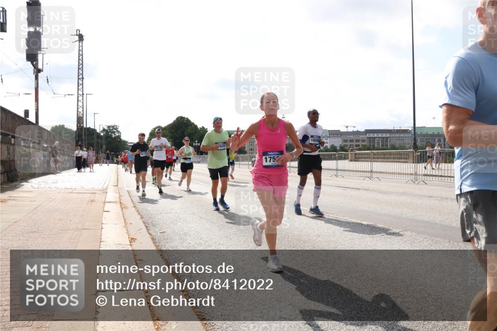 29.06.2025 - hella hamburg halbmarathon Lena Gebhardt http://msf.ph/oto/8412022 29.06.2025 10:04:35 Lombardsbrücke 16145, 3625, 175, 18098, 1213, 1316, 1347, 1377, 1559, 1674, 2011, 2463, 2628, 2698, 2852, 2979, 3994, 4146, 4293, 4394, 4538, 4587, 4951, 5354, 5365, 5869, 5976, 6311, 6706, 6709, 8049, 8177, 8217, 9489, 9526, 10100, 10213, 10709, 10756, 10834, 10962, 11511, 11551, 11582, 12004, 12005, 12125, 12924, 12998, 13533, 13625, 14340, 14436, 14917, 15525, 15532, 16128, 16145, 16357, 16753, 16989, 16995, 17071, 17113, 17434, 17437, 17814 meine-sportfotos.de