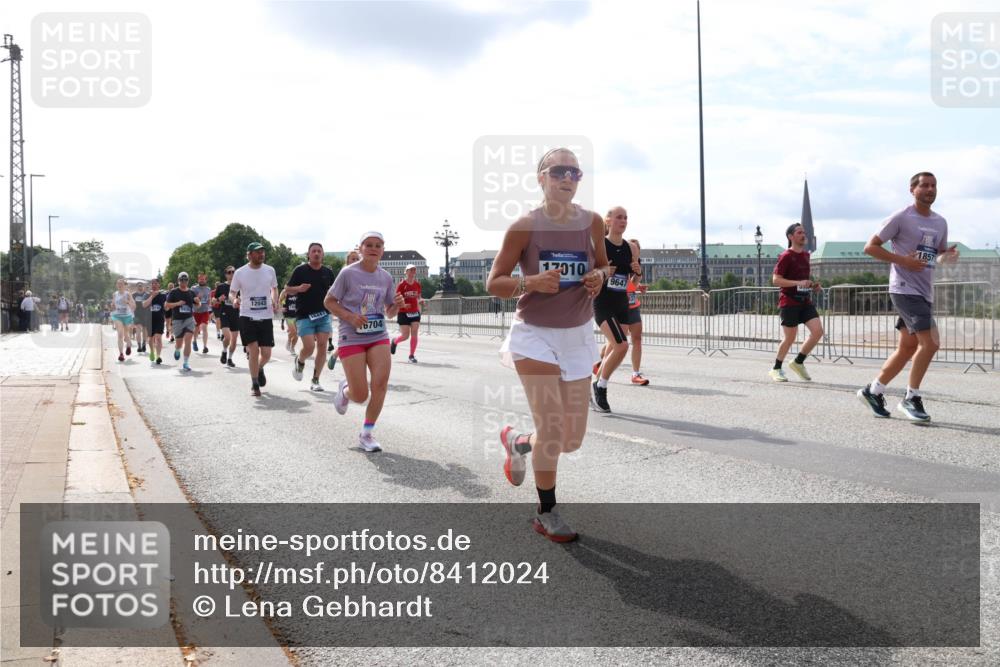 29.06.2025 - hella hamburg halbmarathon Lena Gebhardt http://msf.ph/oto/8412024 29.06.2025 10:17:12 Lombardsbrücke 12043, 6704, 17010, 9647, 1857, 1083, 1117, 1137, 1240, 1298, 1331, 1348, 1356, 1403, 1477, 1553, 1602, 2225, 2305, 2860, 2908, 3088, 3210, 3450, 3464, 3466, 3622, 3802, 3803, 4194, 4852, 5023, 5390, 5929, 5930, 5995, 6126, 6128, 6328, 6520, 6522, 6742, 6941, 6948, 7011, 7114, 7115, 7257, 7345, 7360, 7376, 7410, 7445, 7647, 7924, 7928, 7945, 8210, 8253, 8263, 8309, 8351, 8433, 8513, 8558, 8619, 8895, 8983, 9091, 9152, 9208, 9259, 9332, 9492 meine-sportfotos.de